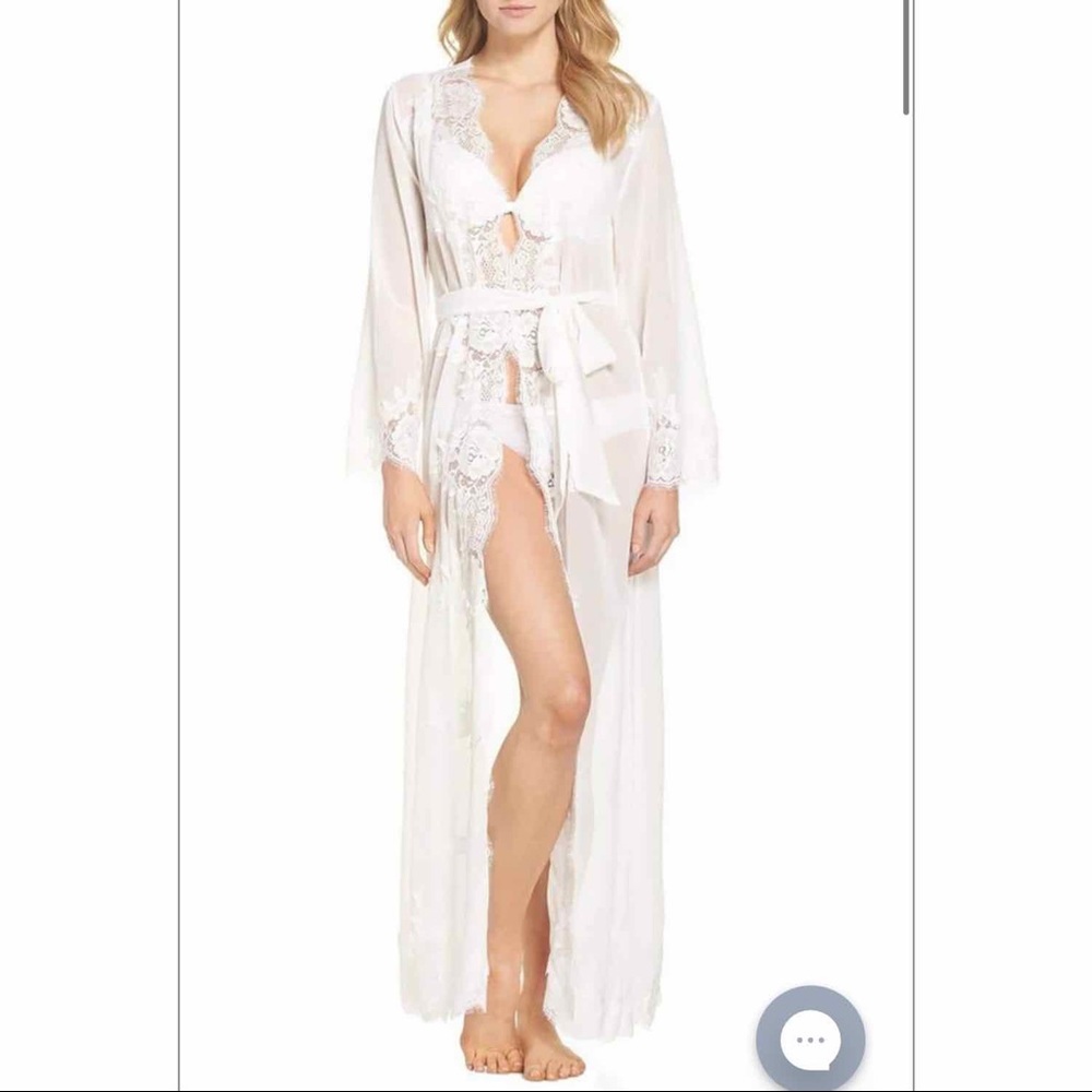NWT Homebodii white lace trimmed robe